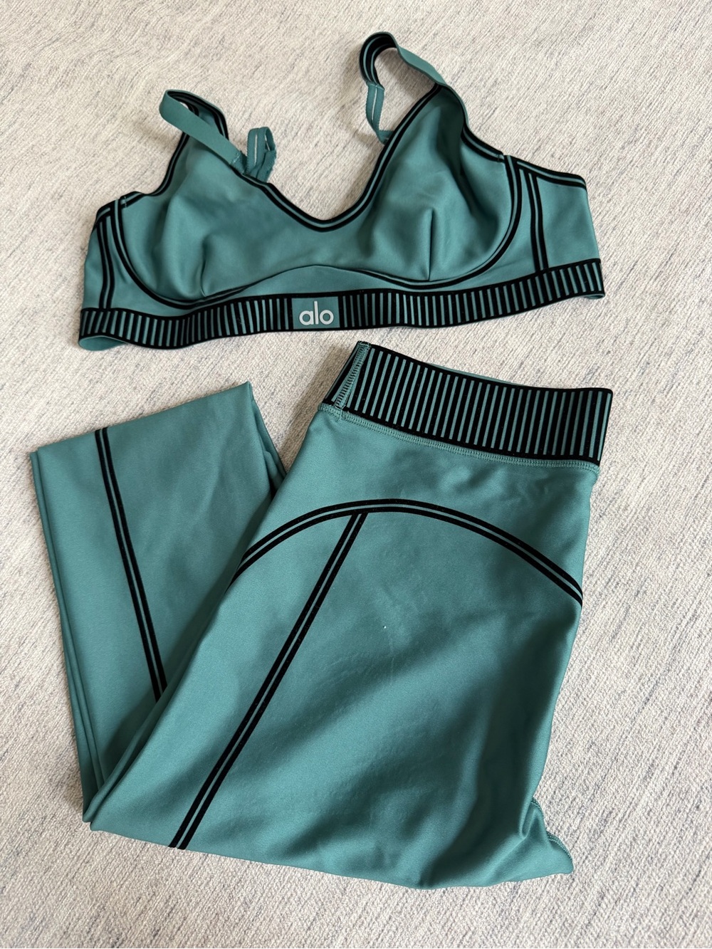ALO Yoga Teal Sports Bra and Leggings Set with Black Trim